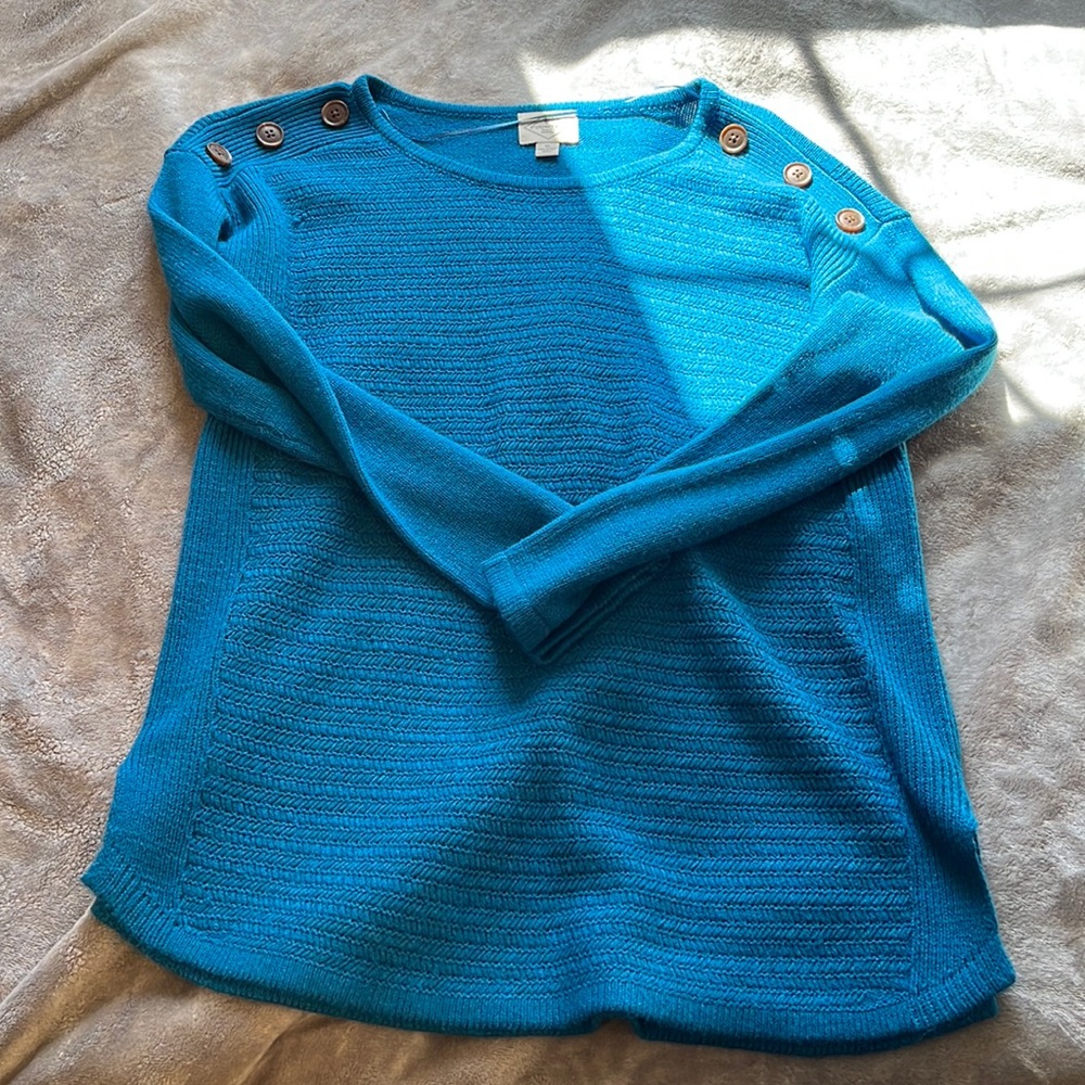 Dress top with buttons on shoulders